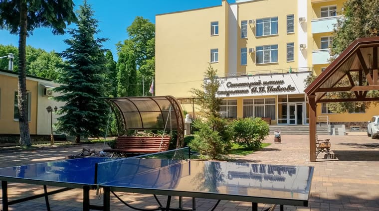 Стол для игры в настольный теннис на территории санатория Павлова в Ессентуках 