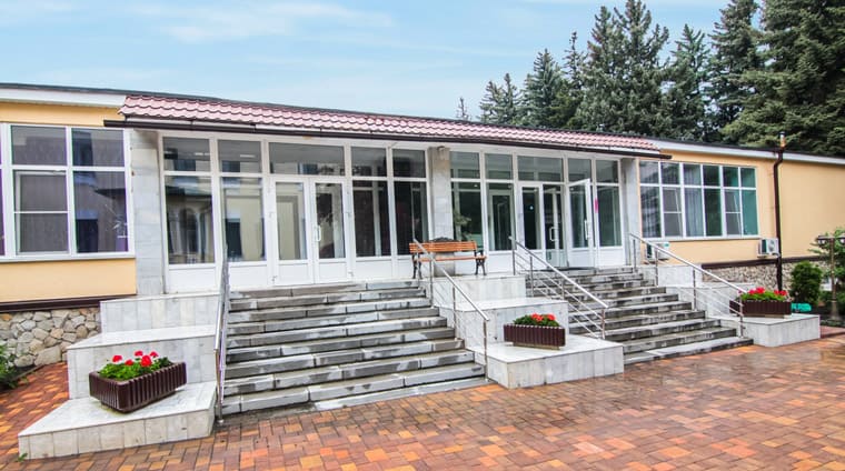 Фасад корпуса столовой санатория Павлова в Ессентуках